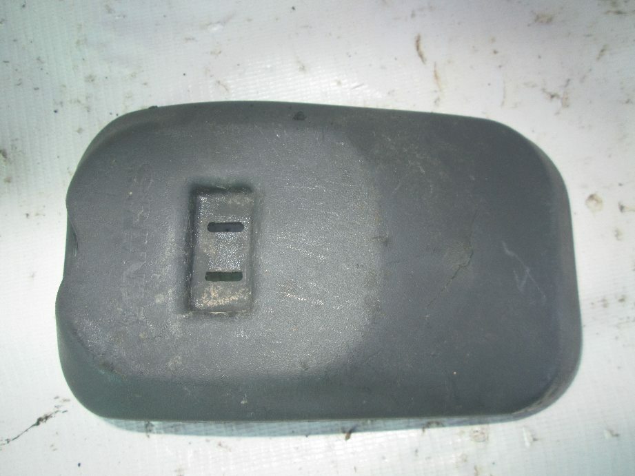 крышка замка ленты топливного бака б/у \ трещина - 1